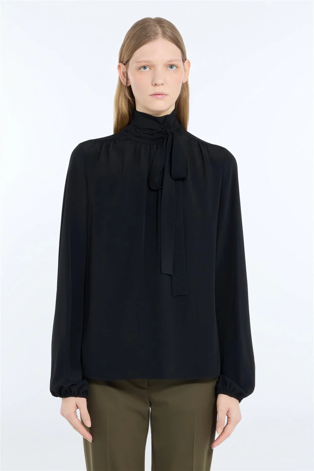 Blusa in tessuto con bottone gioiello