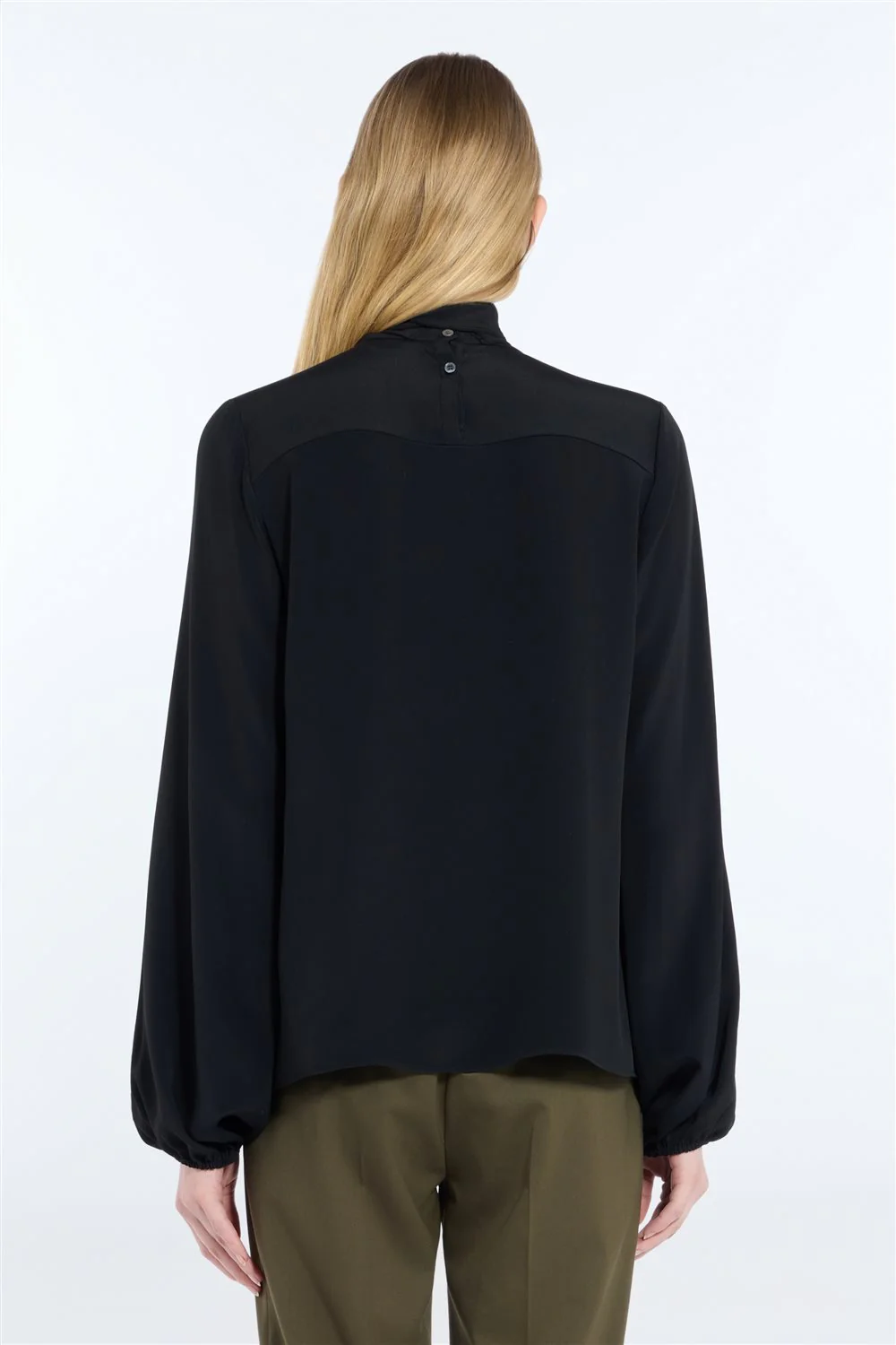 Blusa in tessuto con bottone gioiello - Image 2