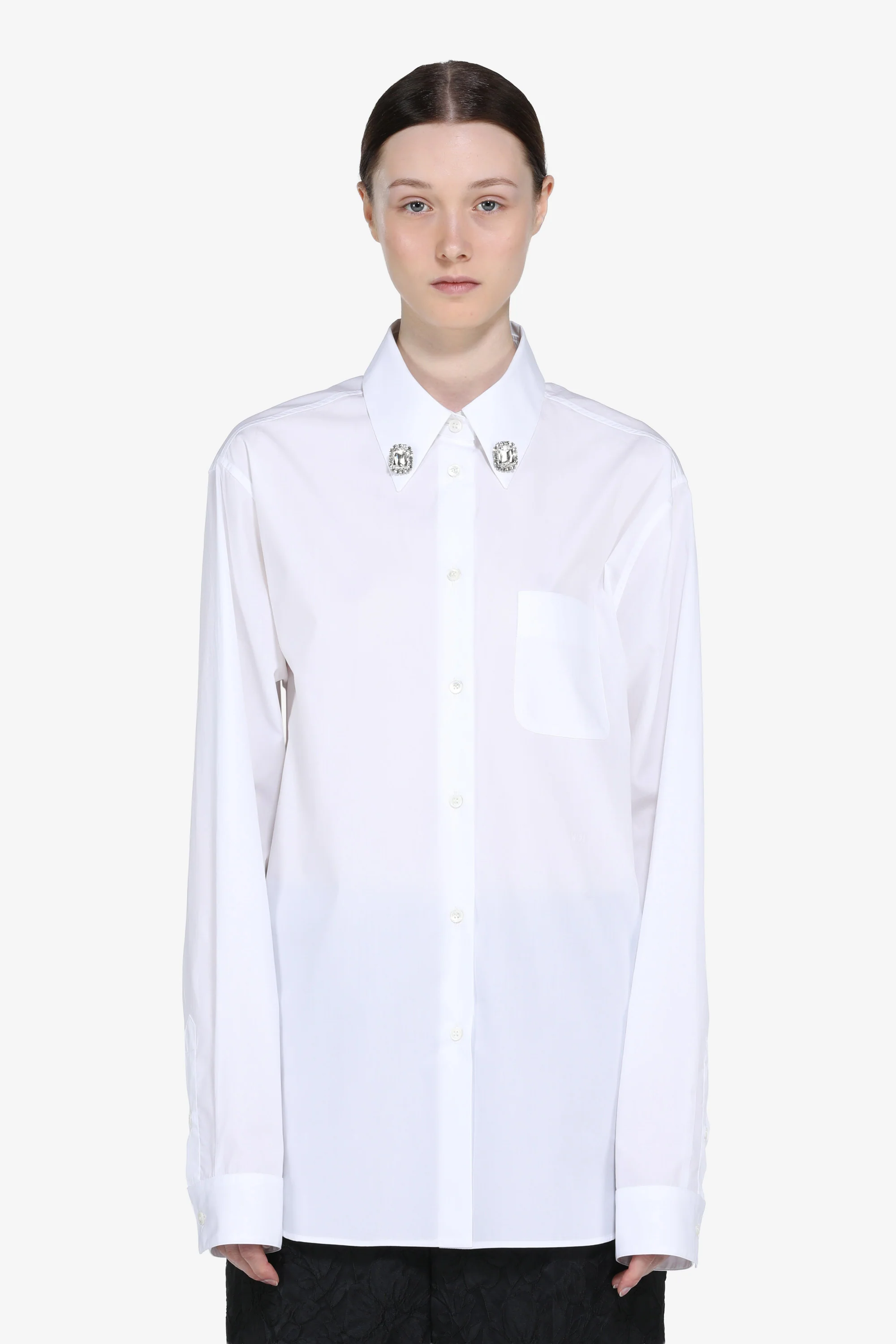 Camicia con applicazioni sul colletto