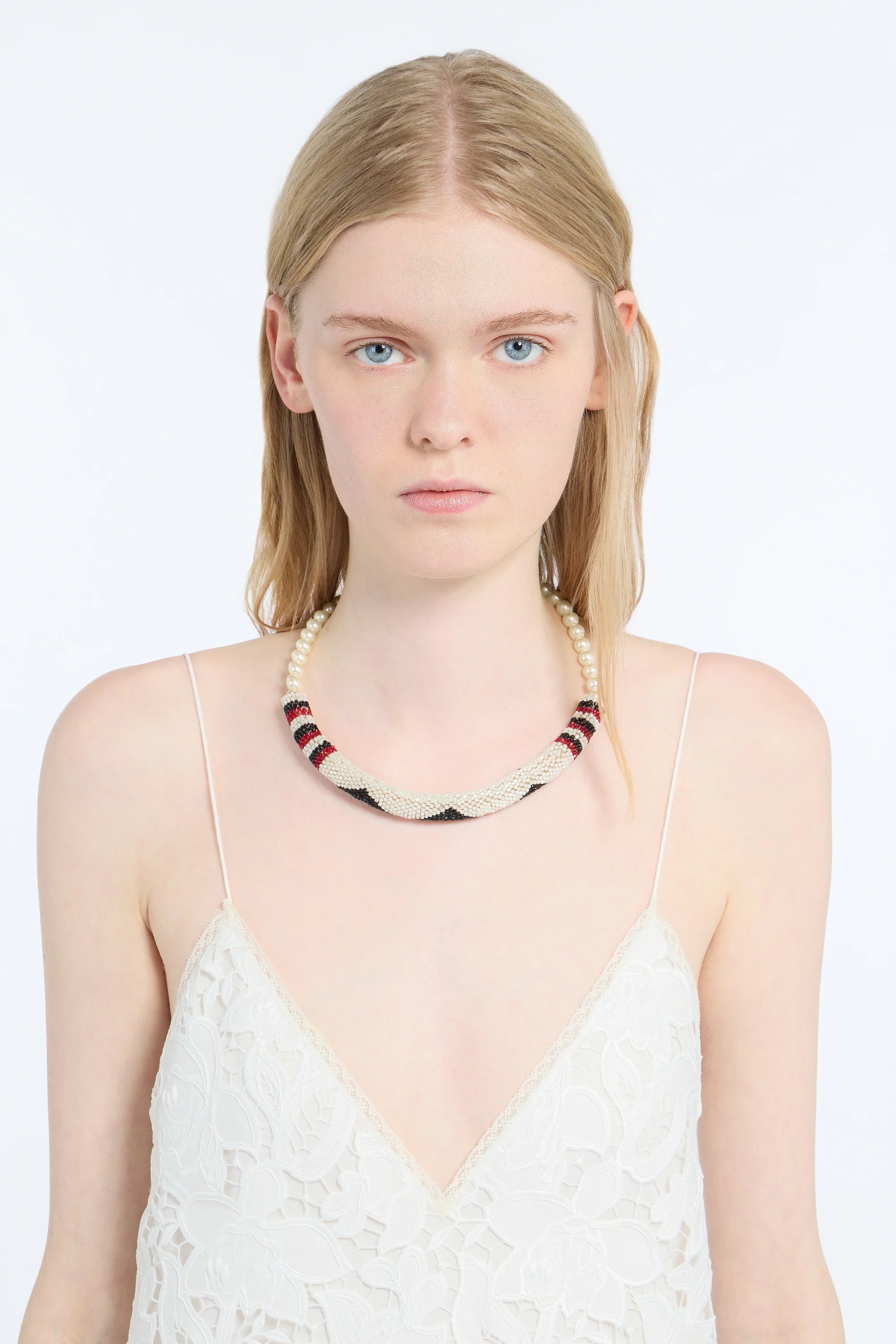 Collana semirigida con perle e perline