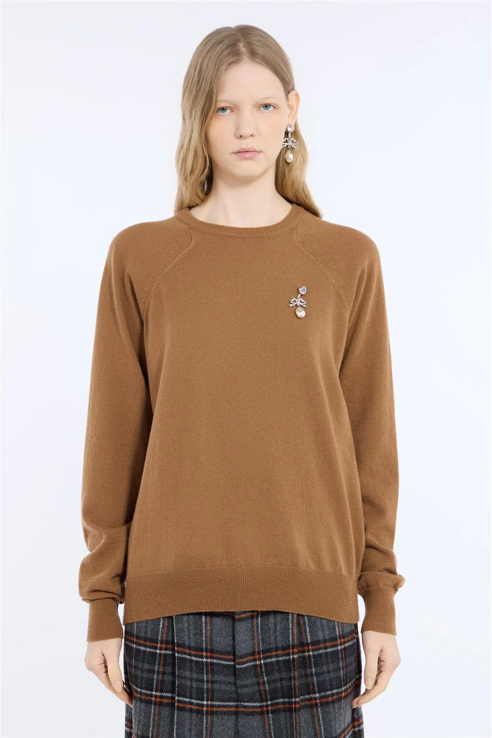 Maglia girocollo in lana con applicazione gioiello